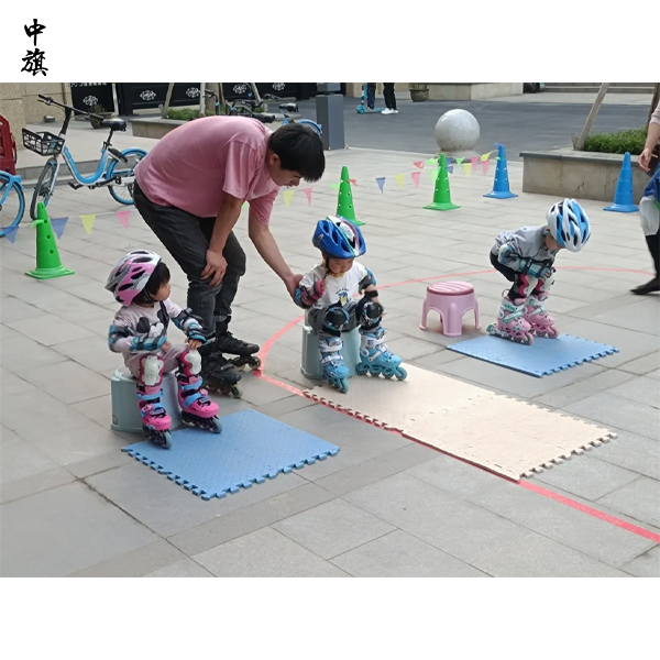 25年用輪滑拍視頻賺到第一桶金