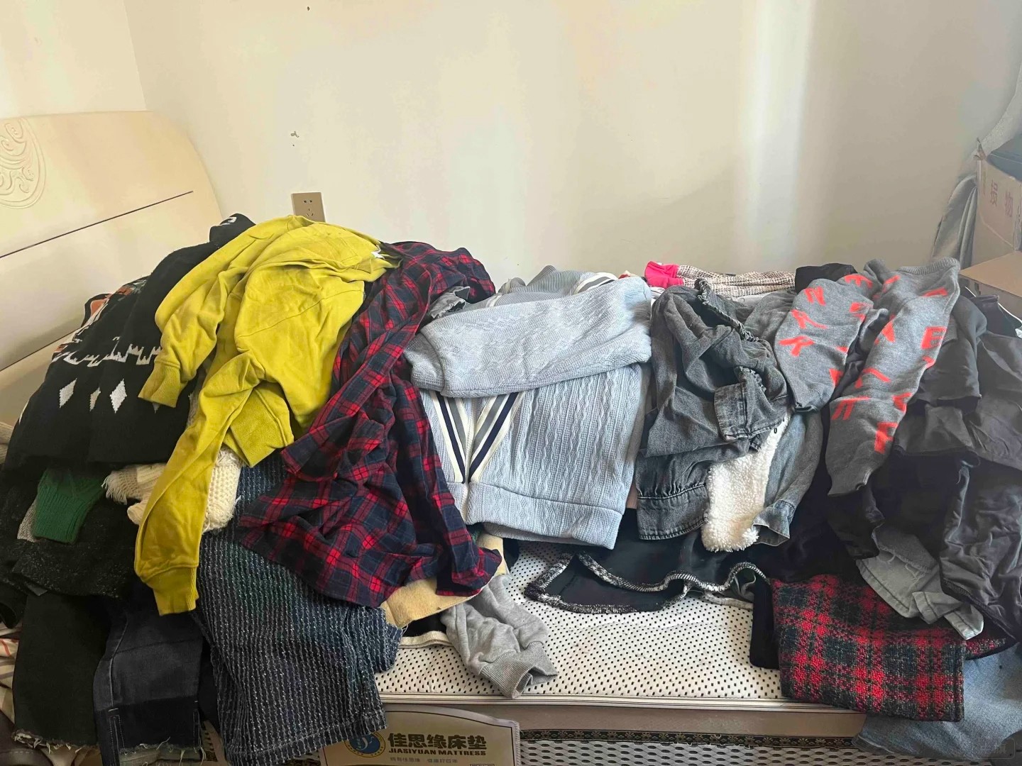 這也是家人拿來的舊衣服，都是要回收的