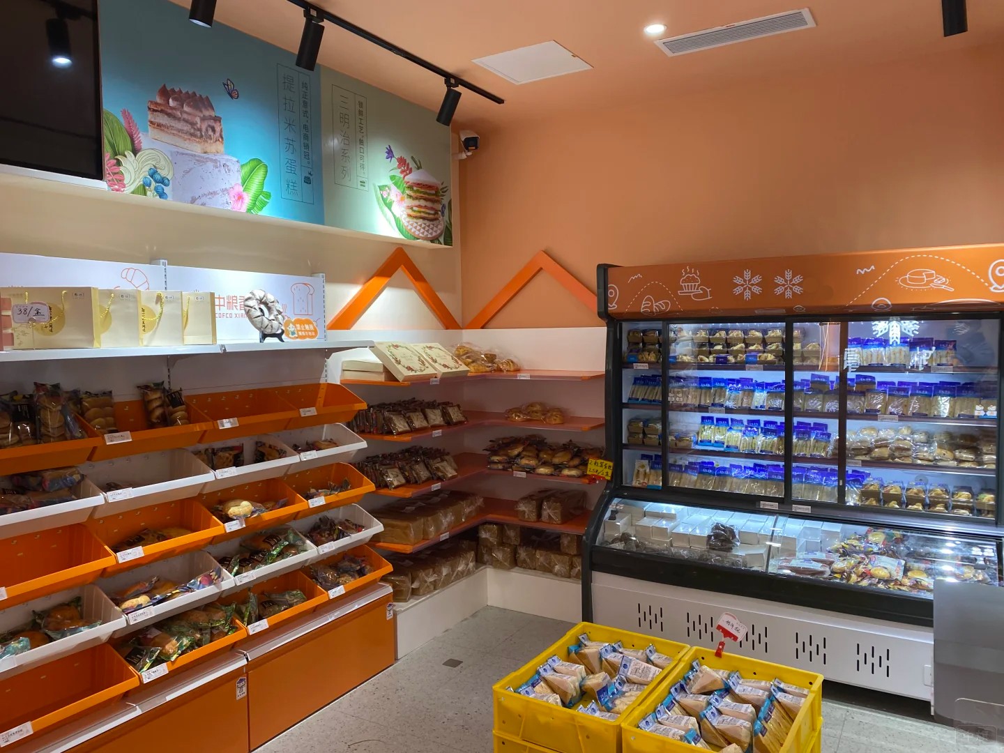 食品廠統(tǒng)一標(biāo)準(zhǔn)生產(chǎn)，然后前端售賣