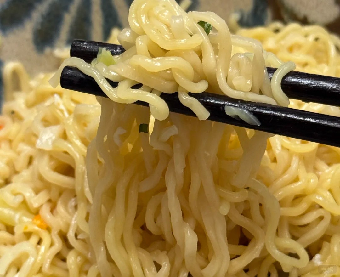 熱騰騰的方便面，看著有點(diǎn)小饞了