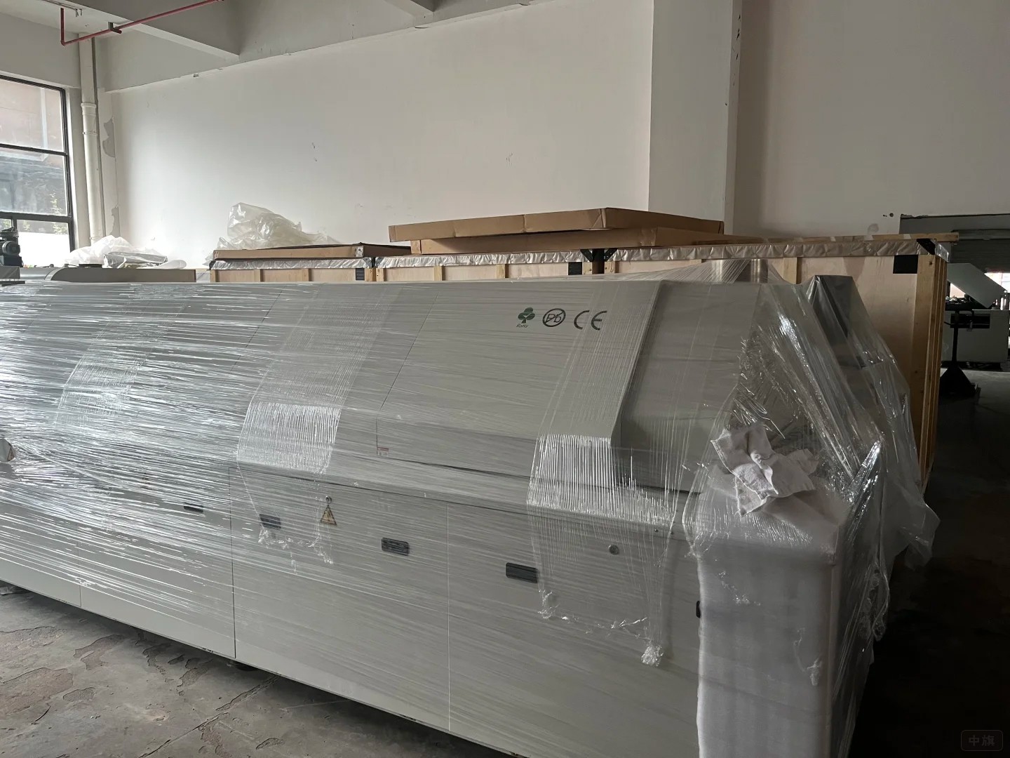 商貿公司的庫房內堆積著商品