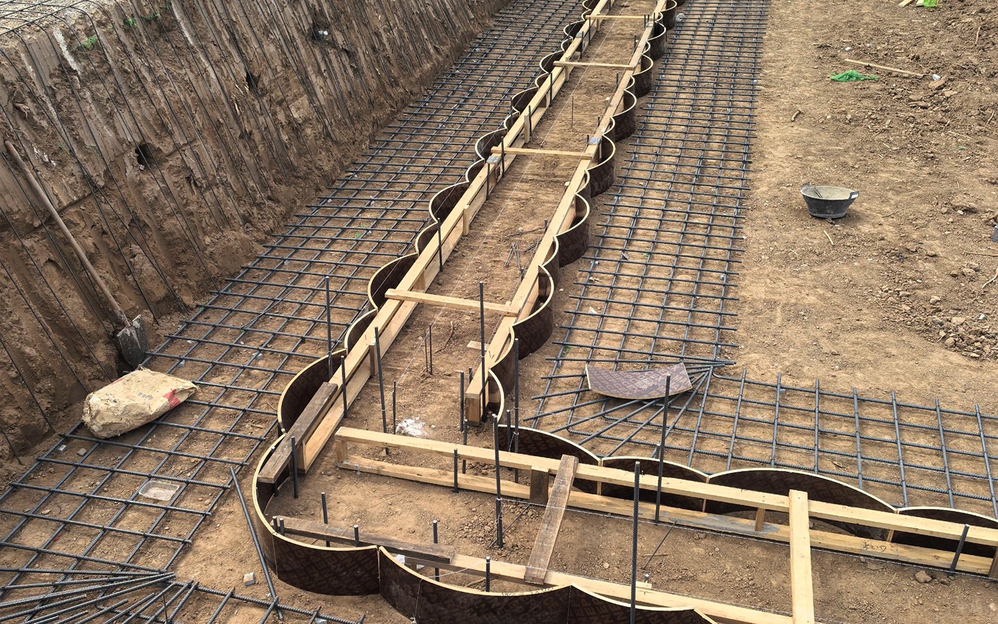 基坑邊坡噴錨施工，先使用錨桿機(jī)鉆孔插入錨桿，然后綁扎鋼筋網(wǎng)片